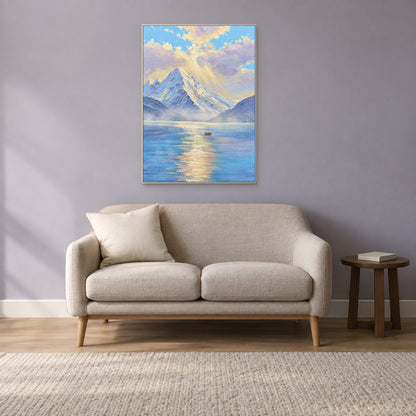 Tableau de sommet enneigé et petite barque, cadre flottant blanc au-dessus d’une banquette en lin sur mur gris mauve