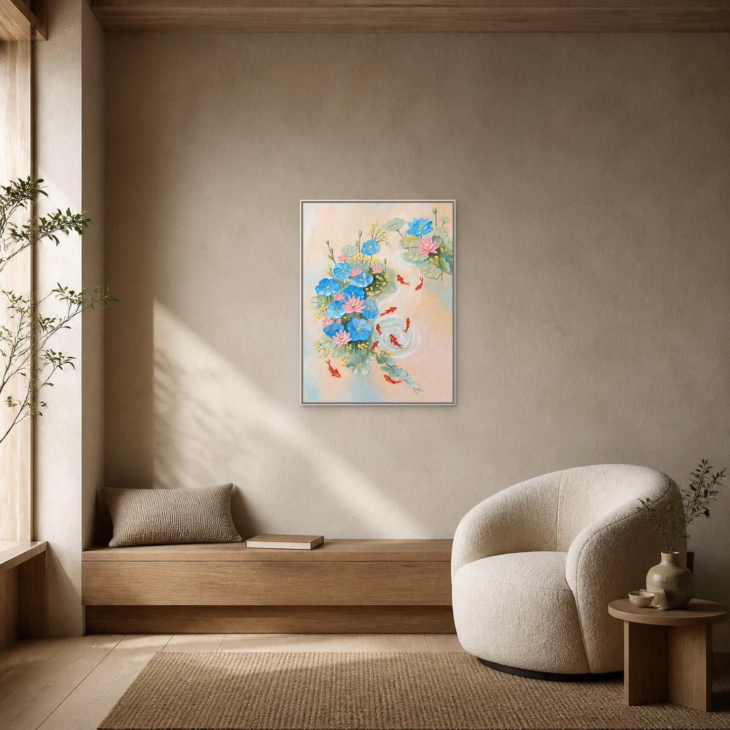 Neuf carpes koï et lotus dans un fin cadre flottant blanc au-dessus d’une banquette en chêne près d’un fauteuil de lecture arrondi