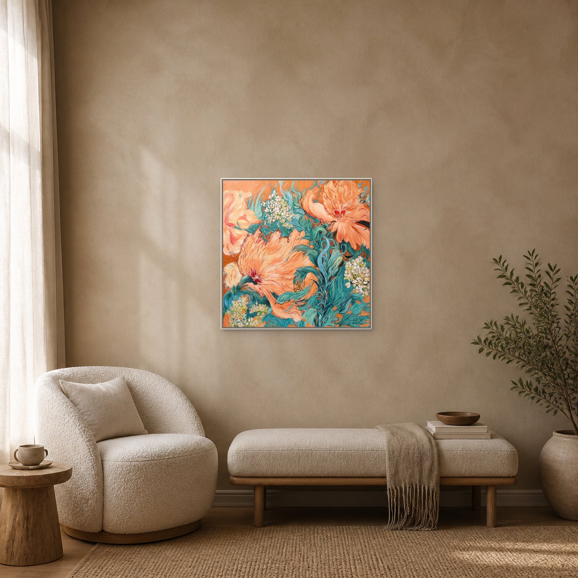 Jardin de pivoines corail dans un fin cadre flottant blanc au-dessus d’un fauteuil crème et d’un banc bas sur un mur taupe