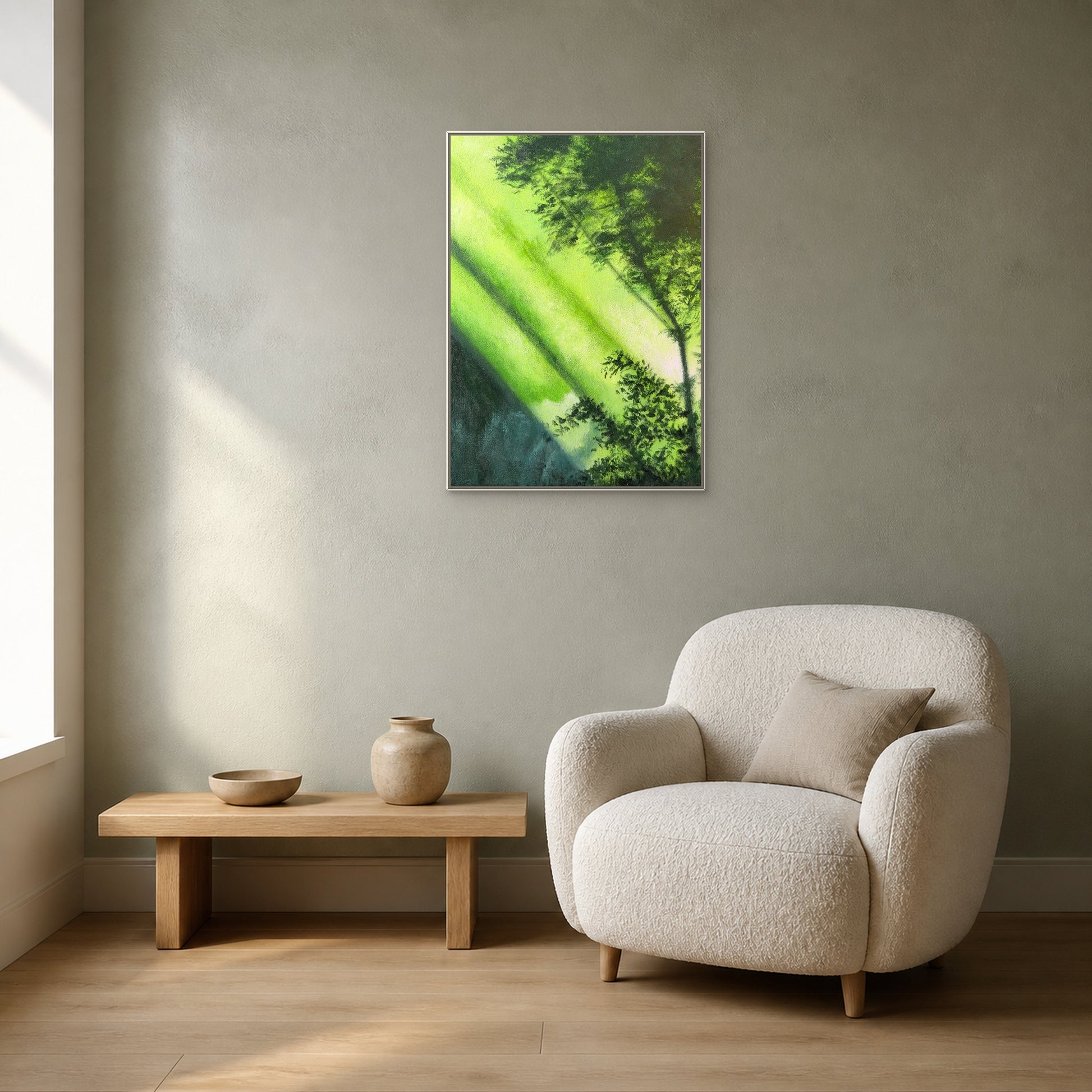 Lumière en forêt dans une fine caisse américaine blanche au-dessus d’une banquette en chêne près d’un fauteuil de lecture ivoire