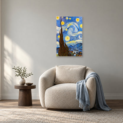 Tableau de cyprès étoilé en cadre blanc, au-dessus d’un fauteuil écru avec un plaid bleu pâle
