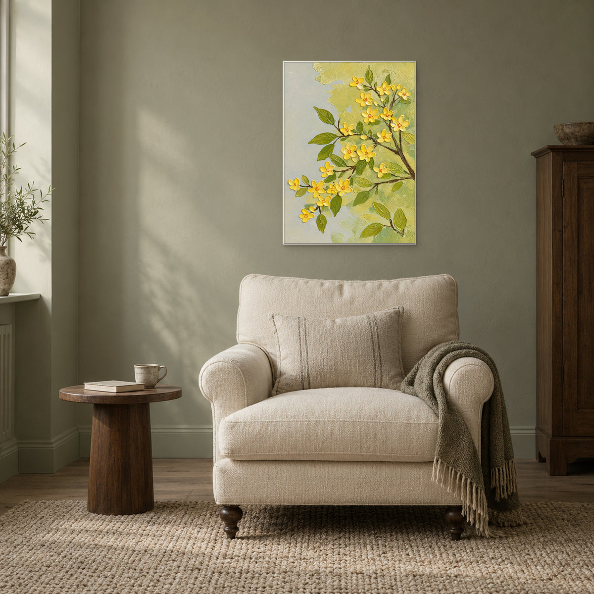 Fleurs jaunes dans un cadre blanc, sur un mur vert doux au-dessus d’un fauteuil de lecture crème