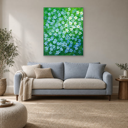 Œuvre florale de lin bleu dans un cadre flottant argenté, dans un salon moderne lumineux