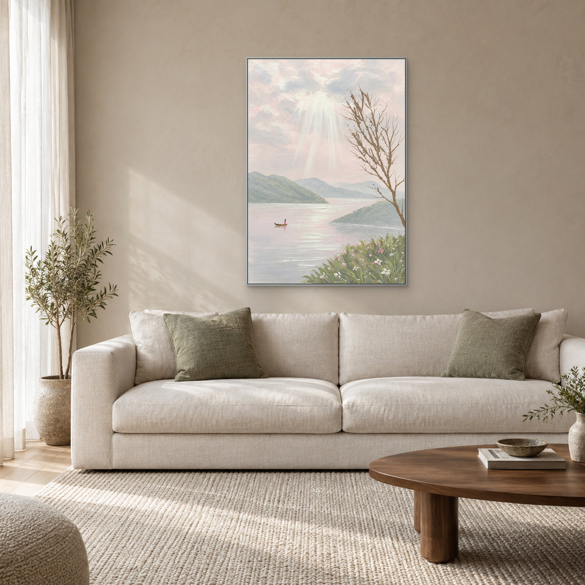 Tableau vertical de lac et montagnes, cadre argenté au-dessus d'un canapé clair