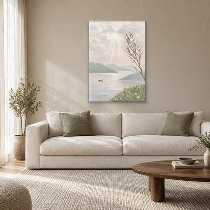 Tableau vertical de lac et montagnes, cadre argenté au-dessus d'un canapé clair