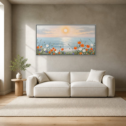 Fleurs du rivage au lever du soleil dans un fin cadre flottant argenté centré au-dessus d’un canapé ivoire sur un mur gris minéral
