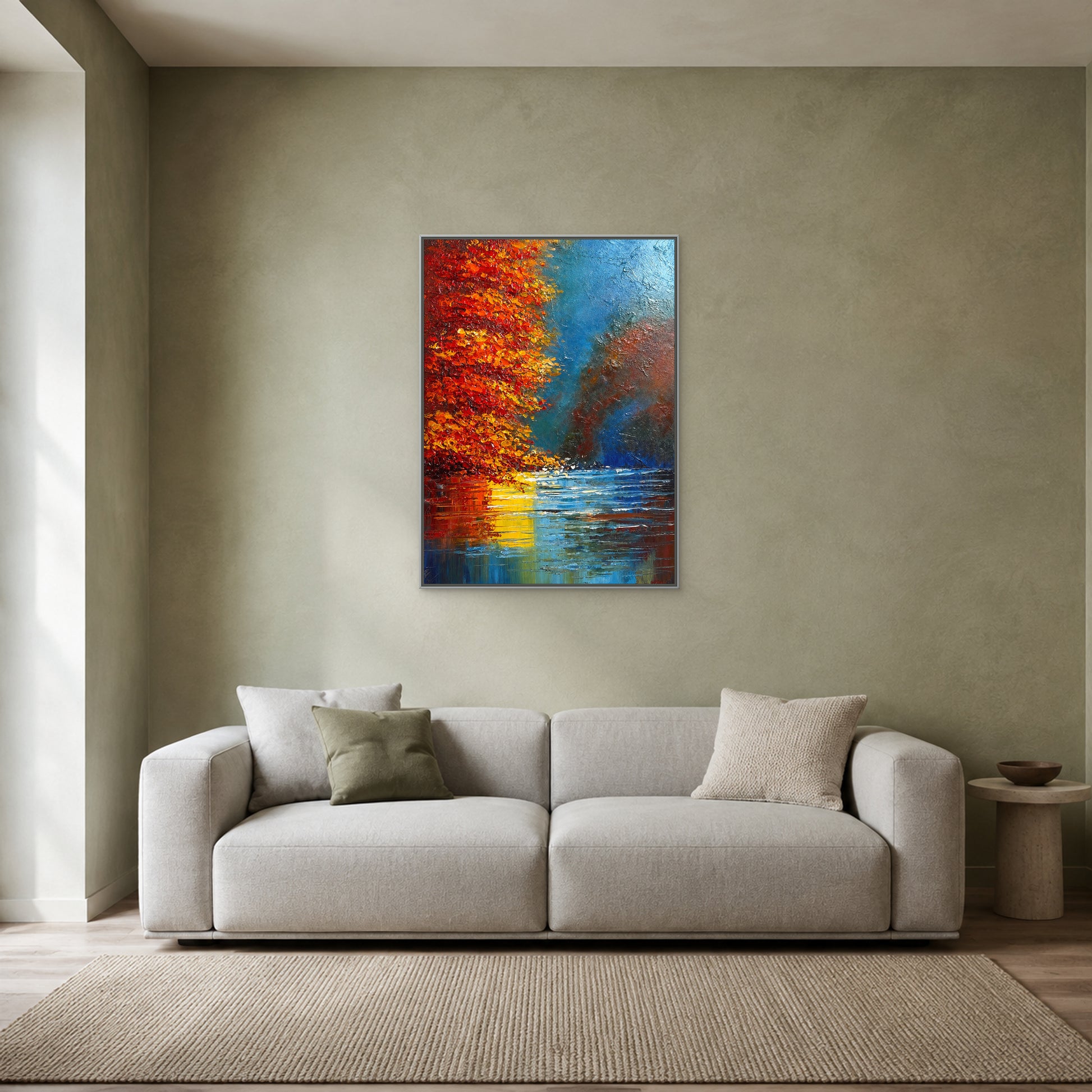 Paysage vertical d’automne dans une fine caisse américaine argentée centrée au-dessus d’un canapé gris clair