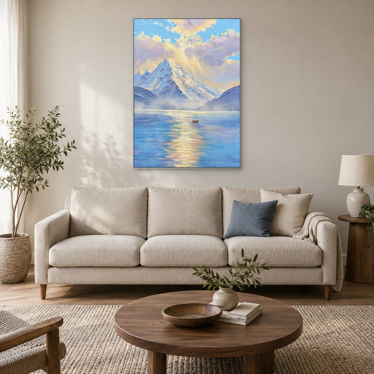 Lac bleu et reflet doré du matin, tableau avec cadre flottant argenté au-dessus d’un canapé crème