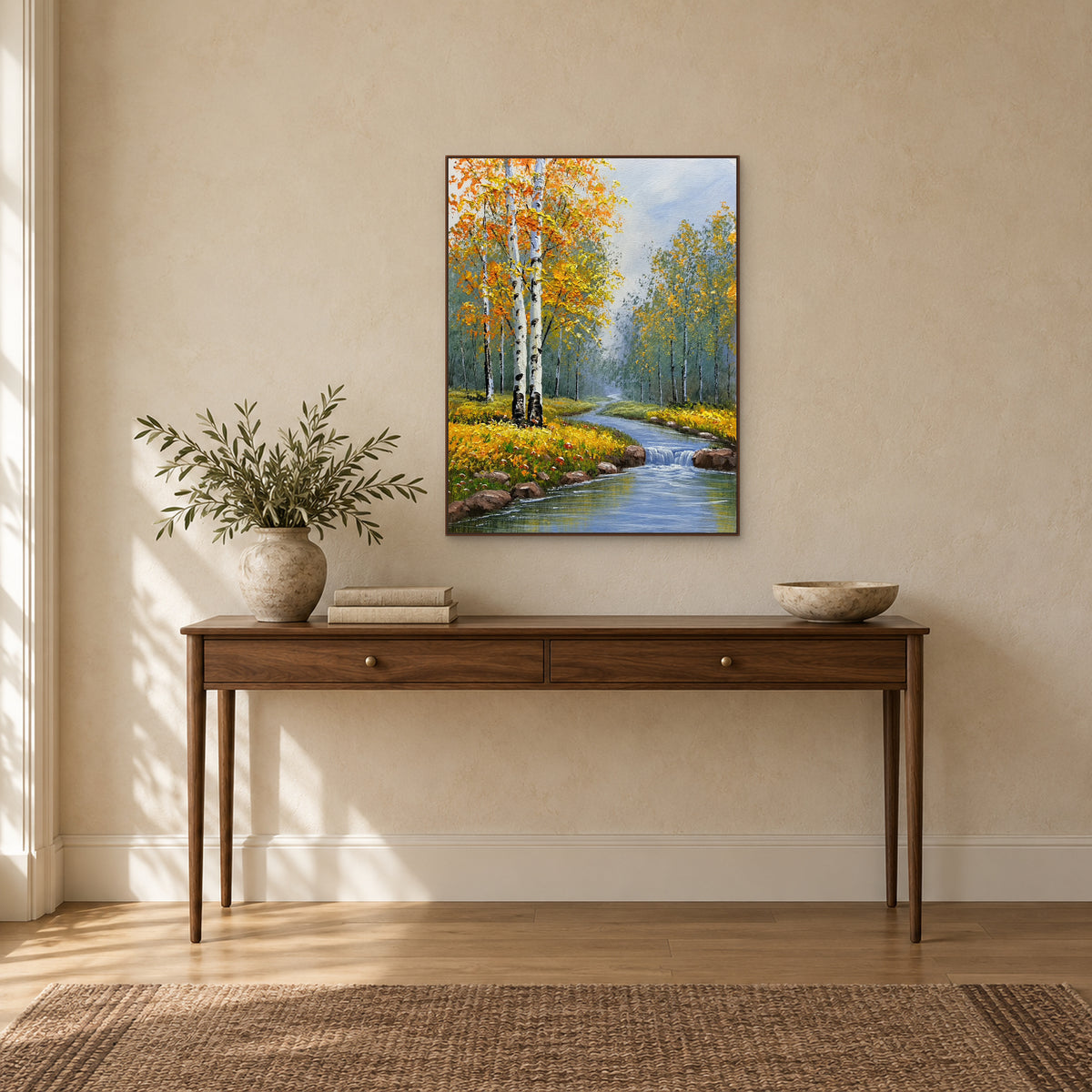 Sous-bois de bouleaux et ruisseau bleu, cadre ton noyer au-dessus d’une console, à côté de branches feuillues.