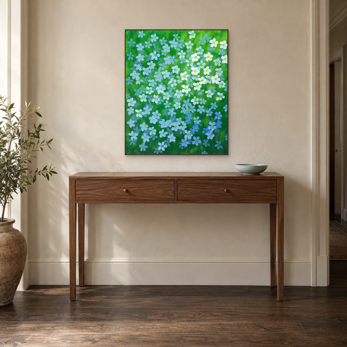 Tableau mural de fleurs de lin bleu dans un cadre flottant noyer au-dessus d’une console d’entrée
