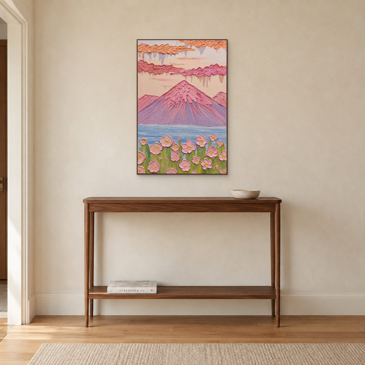 Jardin des cimes roses dans un cadre ton noyer au-dessus d’une console d’entrée étroite en bois