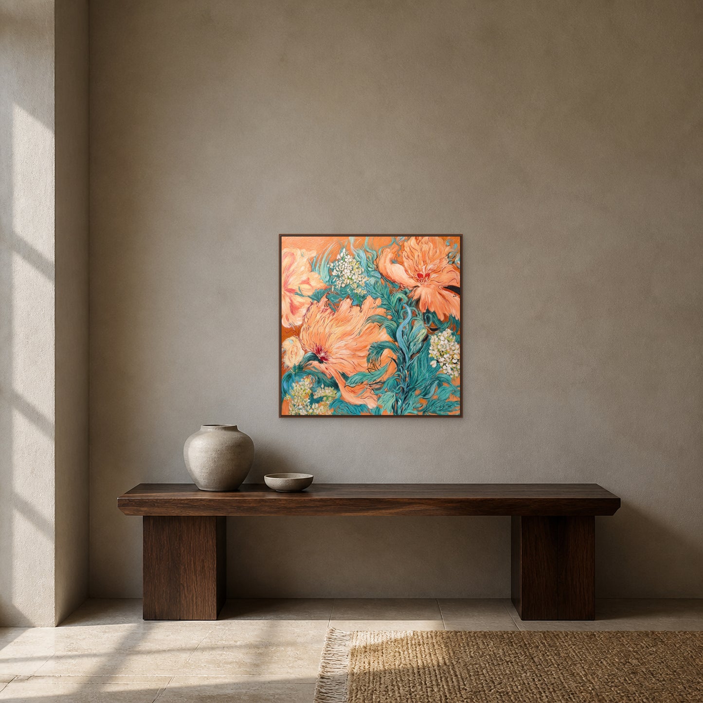 Jardin de pivoines corail dans un fin cadre flottant en noyer au-dessus d’une console foncée sur un mur d’entrée gris argile