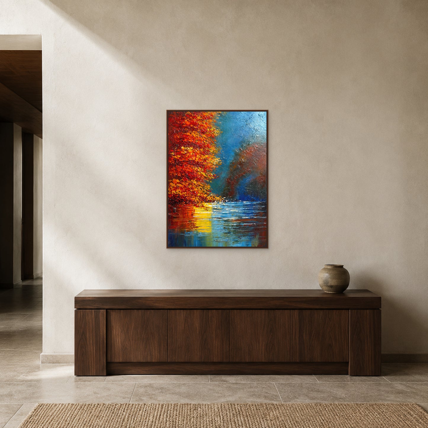 Tableau d’arbres rouges d’automne dans une fine caisse américaine noyer au-dessus d’une console d’entrée