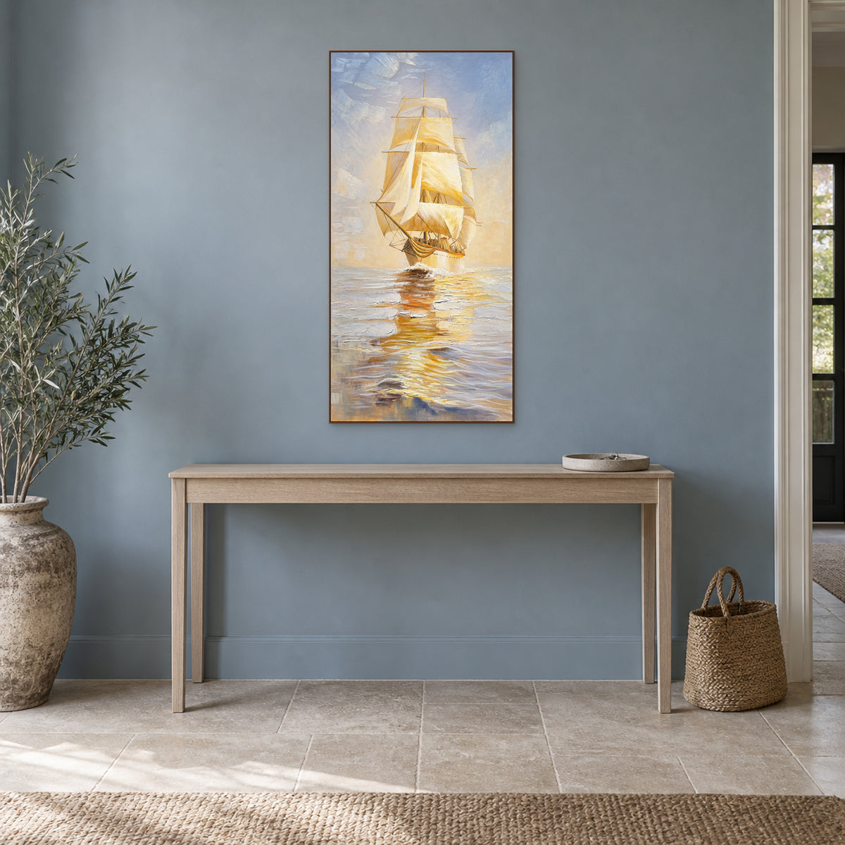 Voiles dorées dans un cadre flottant ton noyer, au-dessus d’une console en bois clair contre un mur bleu doux.