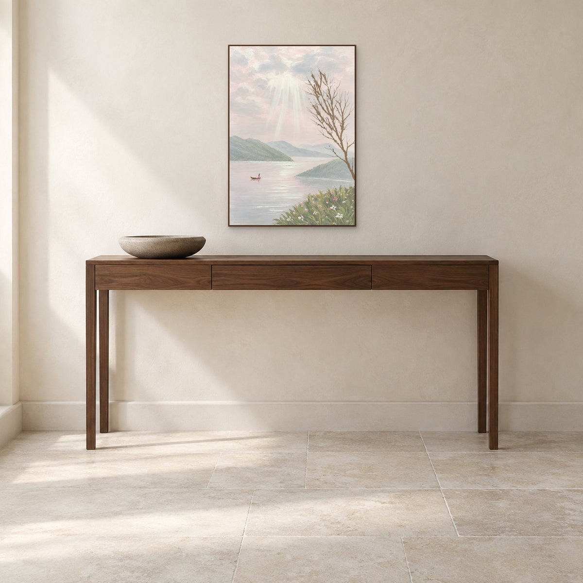 Tableau de lac rose pâle dans un cadre ton noyer au-dessus d'une console d'entrée