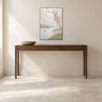 Tableau de lac rose pâle dans un cadre ton noyer au-dessus d'une console d'entrée