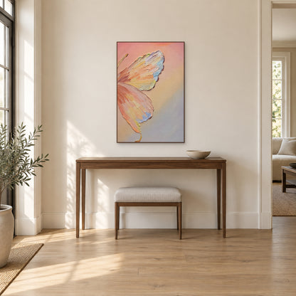 Papillon pastel dans un cadre flottant ton noyer au-dessus d’une console en bois