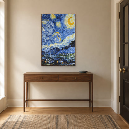 Croissant jaune et volutes bleues dans un cadre aspect noyer, au-dessus d’une console d’entrée fine en bois.