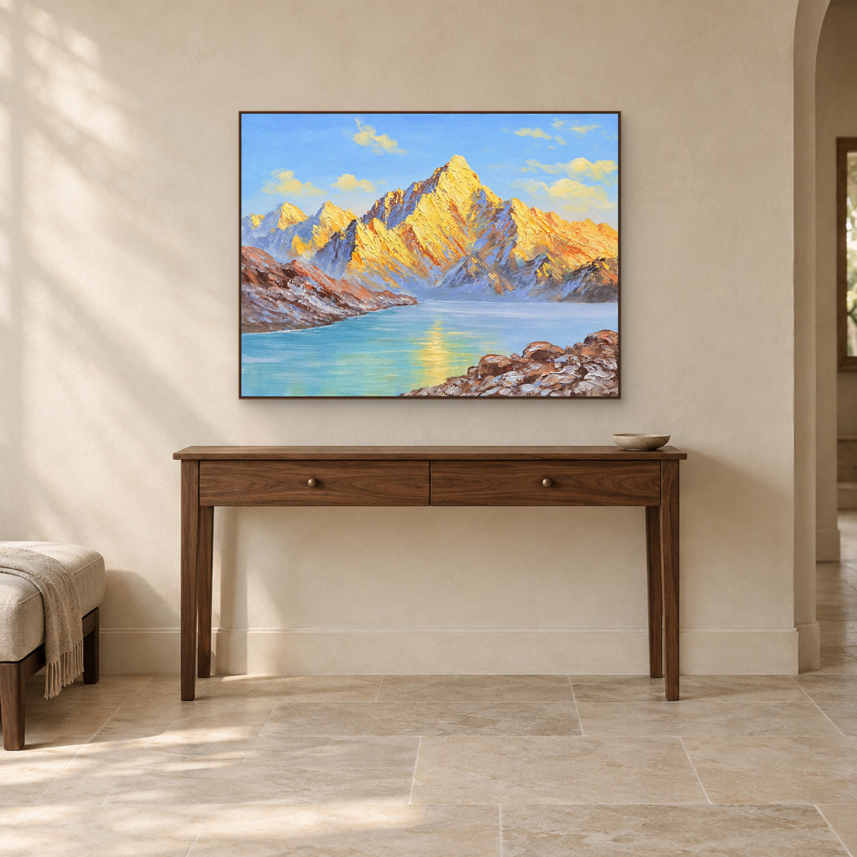 Lac turquoise et sommets ensoleillés dans un cadre ton noyer, au-dessus d'une console d'entrée en bois