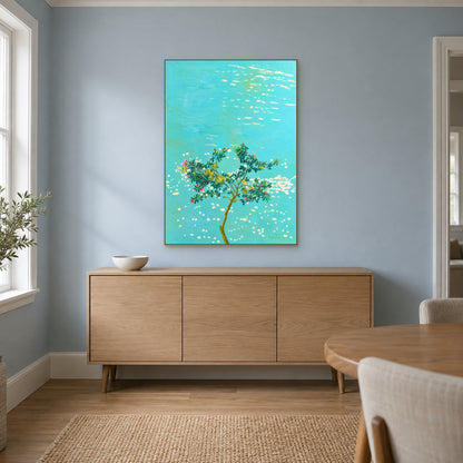 Fleurs sur l’eau turquoise dans un cadre champagne au-dessus d’un buffet ton chêne, sur un mur bleu poudré de salle à manger