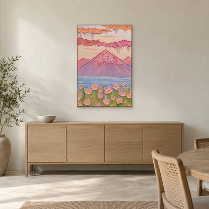 Tableau de montagne rose et lac bleu dans un cadre champagne au-dessus d’un buffet de salle à manger en bois clair
