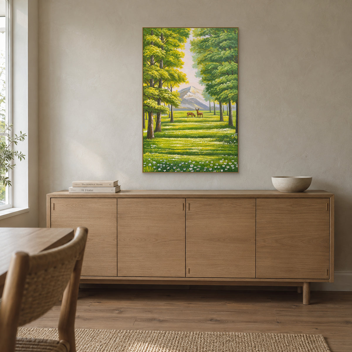Tableau de cerfs et de montagne en forêt, cadre champagne centré au-dessus d’un buffet en chêne clair
