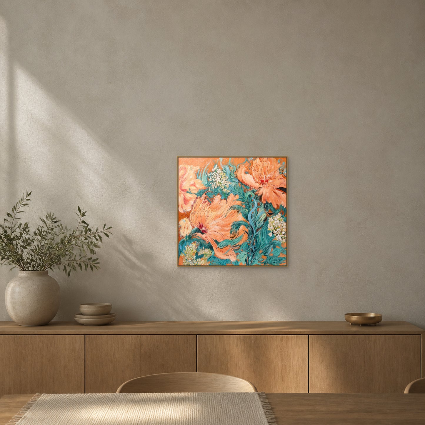 Jardin de pivoines corail dans un fin cadre flottant champagne au-dessus d’un buffet en chêne sur un mur de salle à manger gris sable