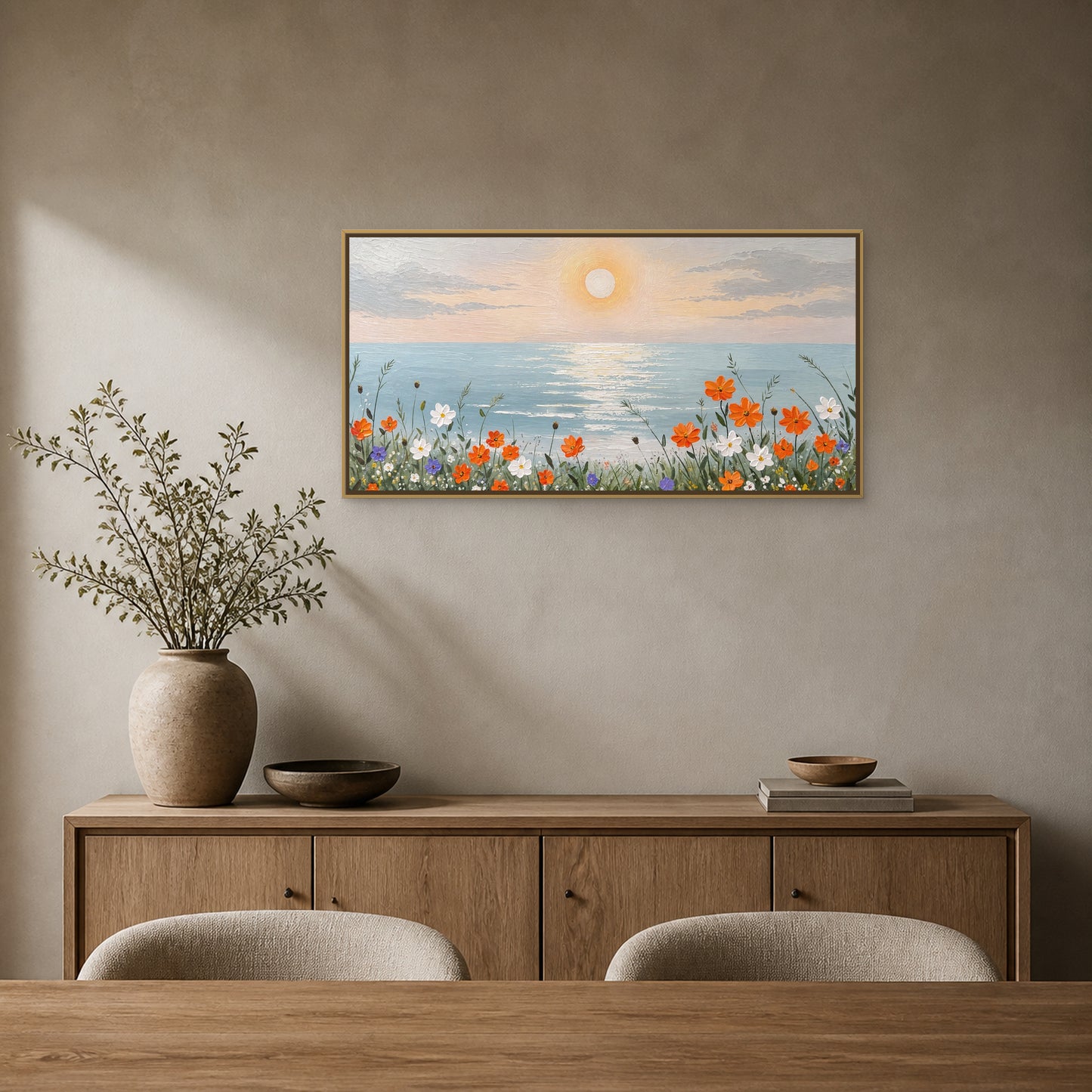 Fleurs du rivage au lever du soleil dans un fin cadre flottant champagne au-dessus d’un buffet en chêne dans une salle à manger gris sable
