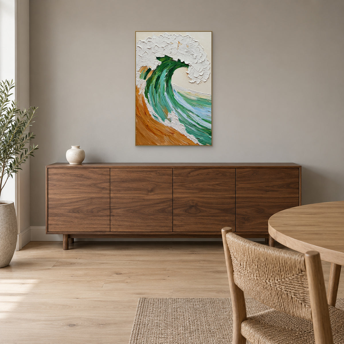 Peinture de vague verte et d’écume blanche dans un cadre champagne, au-dessus d’un buffet en bois