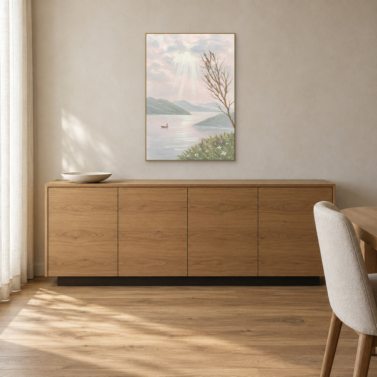 Paysage de lac à la rive fleurie dans un cadre champagne au-dessus d'un buffet en chêne
