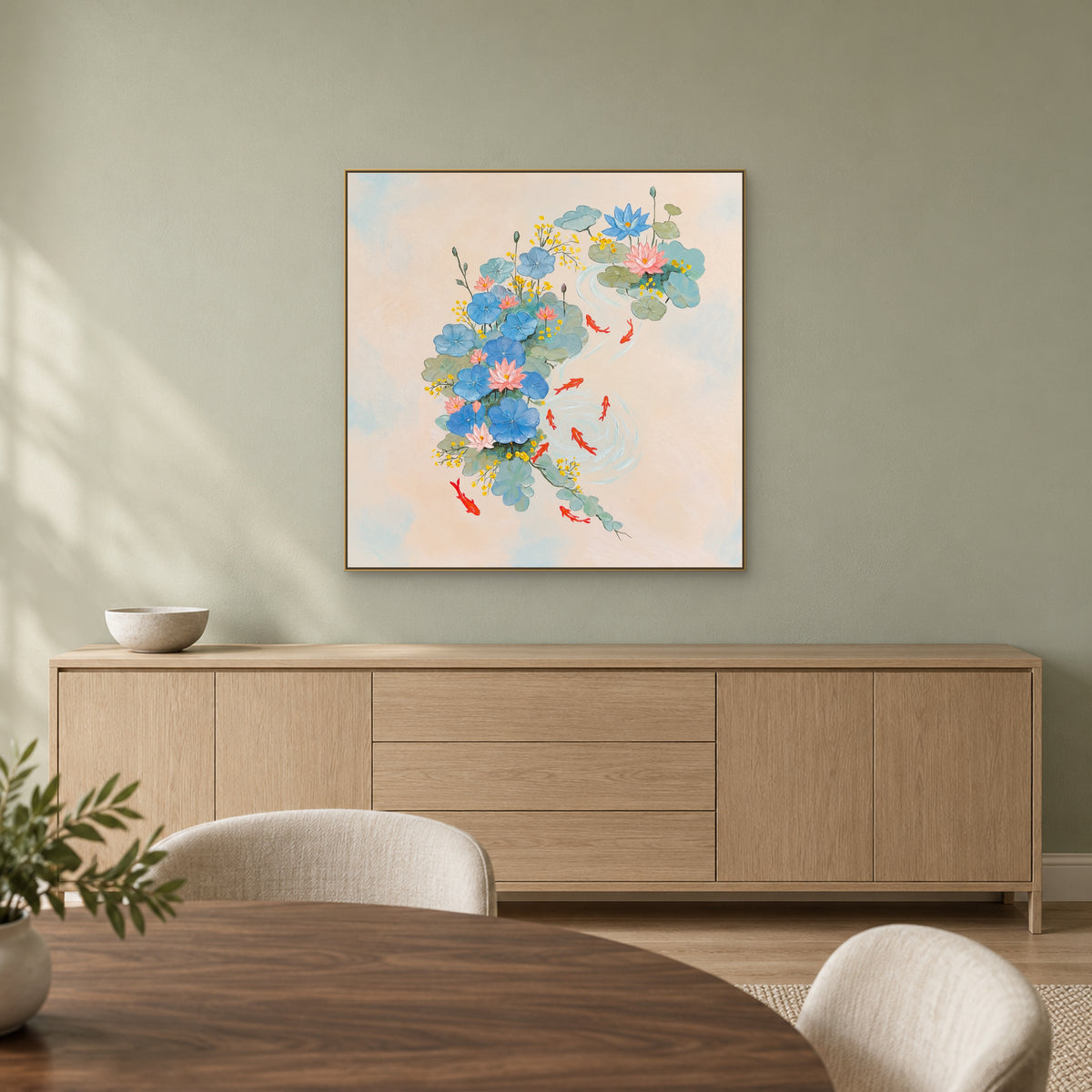 Tableau carré de carpes rouges et lotus bleus dans un cadre champagne au-dessus d’un buffet ton chêne