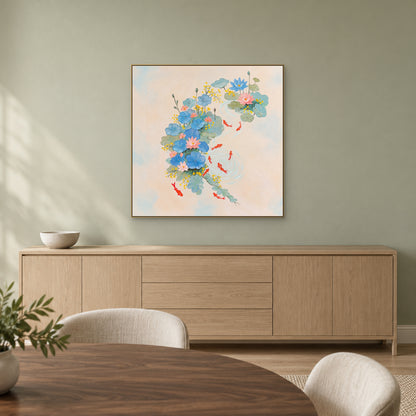 Tableau carré de carpes rouges et lotus bleus dans un cadre champagne au-dessus d’un buffet ton chêne