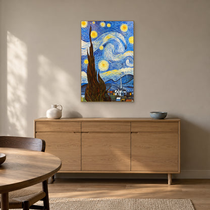 Tableau bleu et jaune de cyprès étoilé en cadre champagne, au-dessus d’un buffet en chêne dans une salle à manger