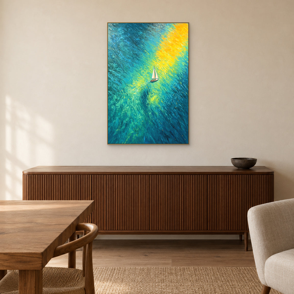 Marine turquoise et dorée au cadre champagne au-dessus d’un buffet en noyer, près d’une table de salle à manger.
